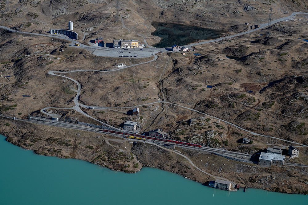 013-engadin-bernina-berninapass-ospizio-lagobianco-rhb-luftbild-marcorubin-engiadina365-photoworks