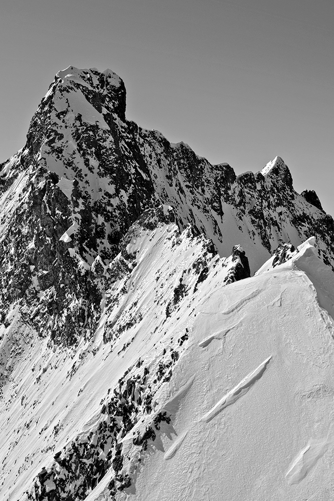 039-engadin-bernina-pizbernina-biancograt-4000-schnee-eis-fels-schwarzweiss-luftbild-marcorubin-engiadina365-photoworks